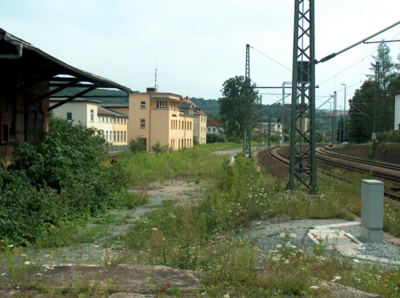 Blick auf das Stellwerk und das ehemalige G�terabfertigungsgeb�ude in Bad