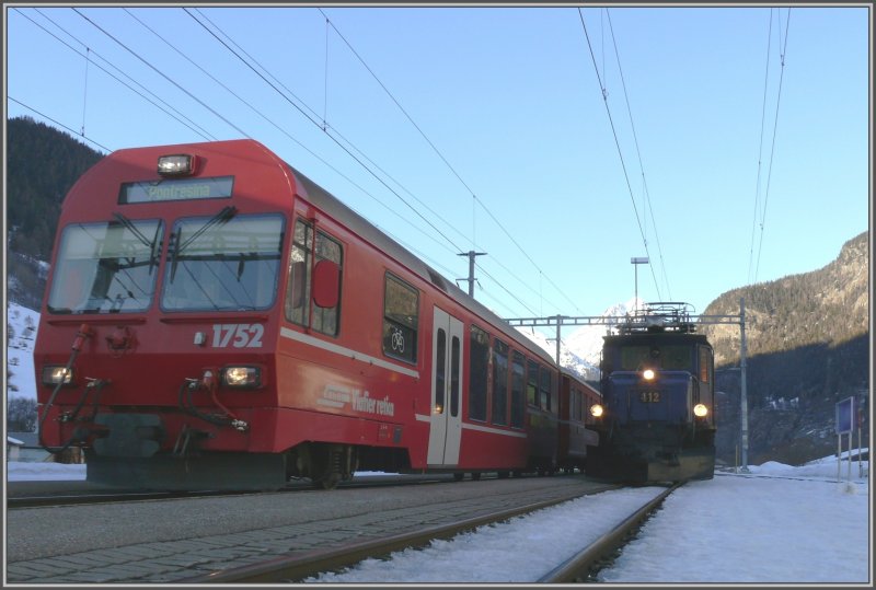 R1949 mit Steuerwagen 1752 �berholt in Zernez den L�schzug mit