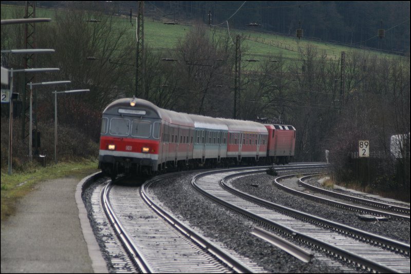 RB91 (RB 39166) Ruhr-Sieg-Bahn f�hrt in Littfeld ein. Schiebelok ist