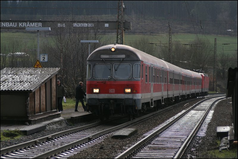 RB91 (RB 39166) Ruhr-Sieg-Bahn ist in Littfeld eingefahren. (01.12.2007) 