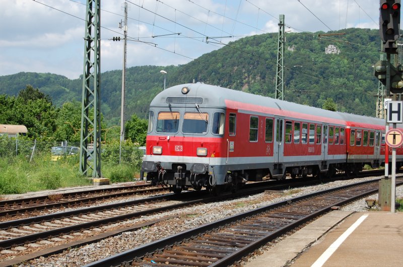Einfahrt eines Karlsruher Steuerwagens mit noch funktionierendem Zugzielanzeiger in den