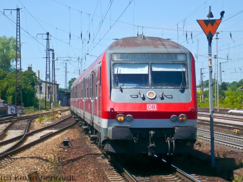 Eine RB nach Halle (Saale) Hbf mit Steuerwagen der Bauart