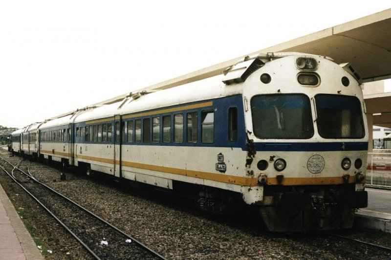 Steurwagen 91 91 0 000568-6 und eine Lok hinten mit Regionalzug 5-22/71 Tunis Ville-Mahdia auf Bahnhof Tunis Ville am 22-04-2002. Bild und scan: Date Jan de Vries.