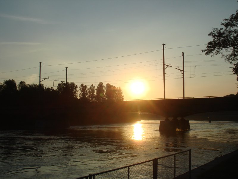 Sonnenaufgang �ber der Aarebr�cke bei Wangen a. A. am 31.08.2007