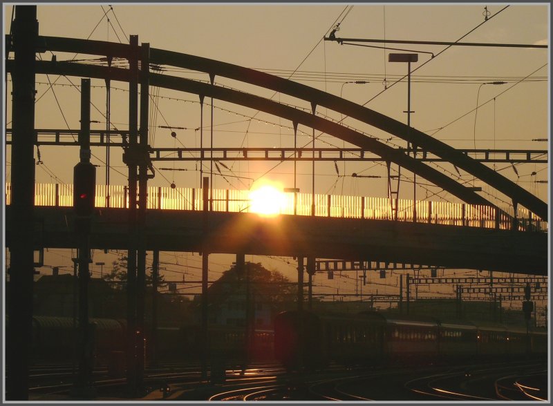 �ber der Friedaubr�cke in Chur geht die Abendsonne unter. (27.10.2007)