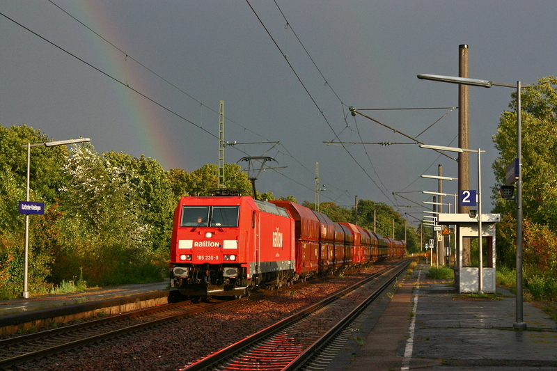 185 235 is traveling with her freight train at Knielingen.