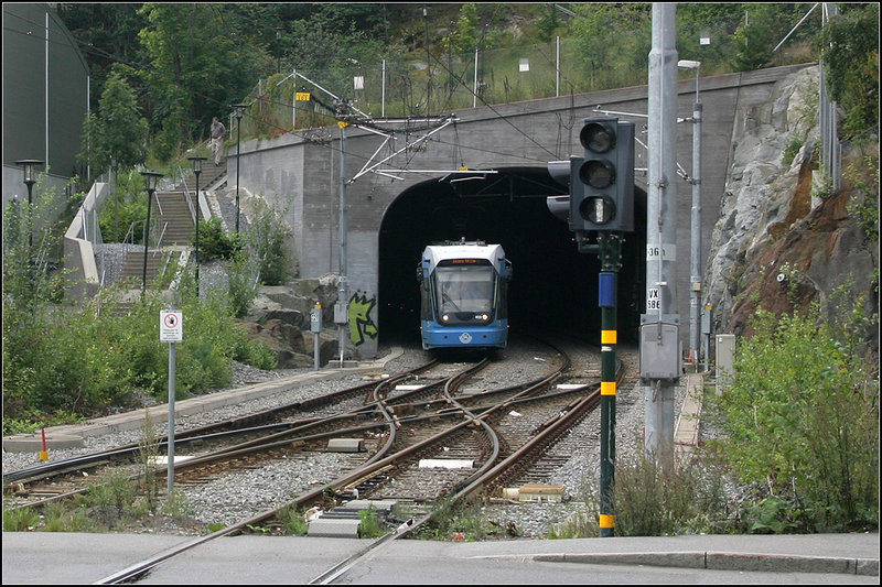 Tv�rbanan, Alvik. Eine Stadtbahn kommt durch den etwa 400 Meter