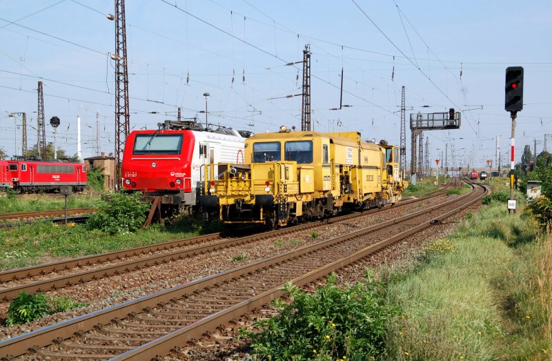 A tamping machine with attached Schotterprofiliermaschine driven around in the