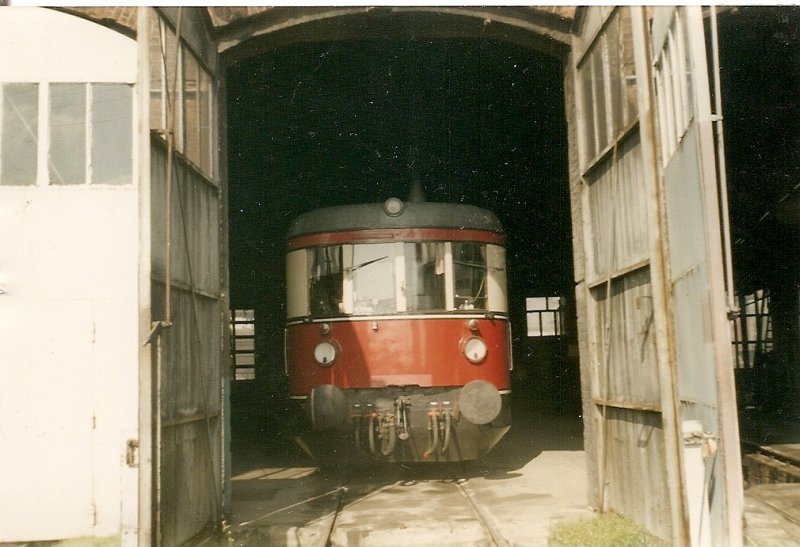 Der Triebwagen 185 254 im Mai 1997 im Bh Stralsund.Der