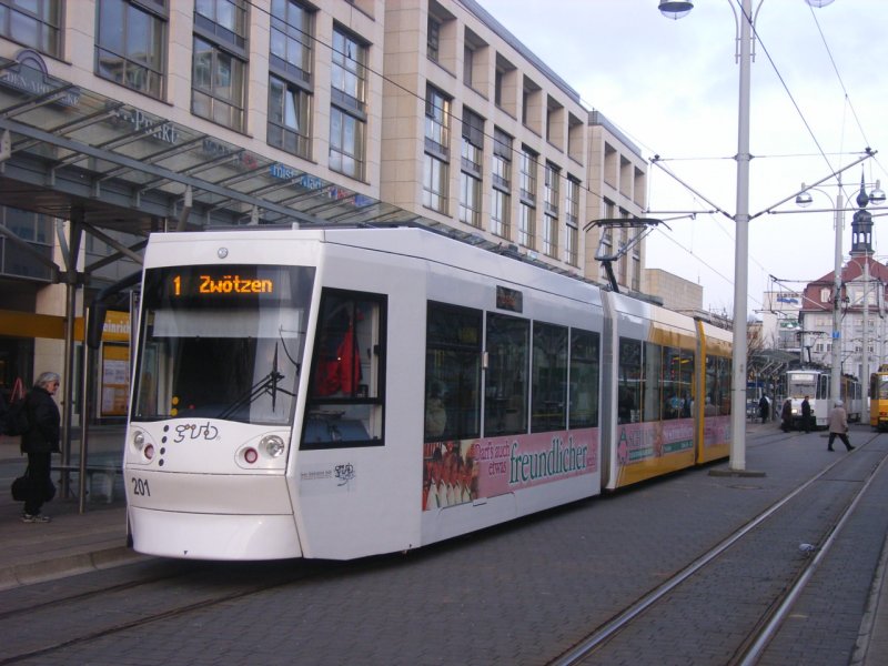 Straenbahn Gera: NGT8G - Wagen 201 in Gera unterwegs als Linie 1 kurz nach Verlassen der Haltestelle Heinrichstrae. Datum: 03.01.2008.
