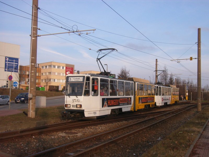 Straenbahn Gera: Tatra Straenbahn Triebwagen KT4D Nummer 302 kurz nach Verlassen der Endhaltestelle Bieblach - Ost. Datum: 03.01.2008. 
