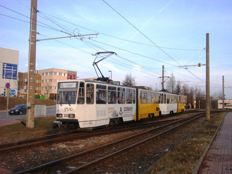 Straenbahn Gera: Tatra Straenbahn Triebwagen KT4D Nummer 320 kurz nach Verlassen der Endhaltestelle Bieblach - Ost. Datum: 03.01.2008. 