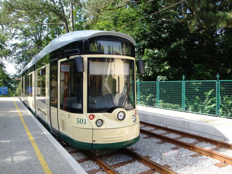 Wagen 501 der P�stlingbergbahn steht abfahrbereit im Bergbahnhof P�stlingberg. 