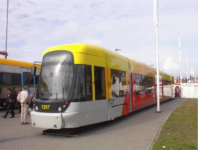 Einer der 15 Cityrunner-Niederflurstra�enbahnen aus Lodz war am 29.9.02 auf