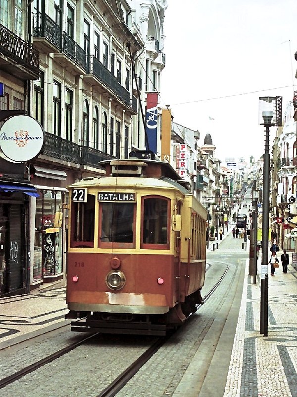 Tw 218 f�hrt auf der neuen Ringlinie 22 durch die