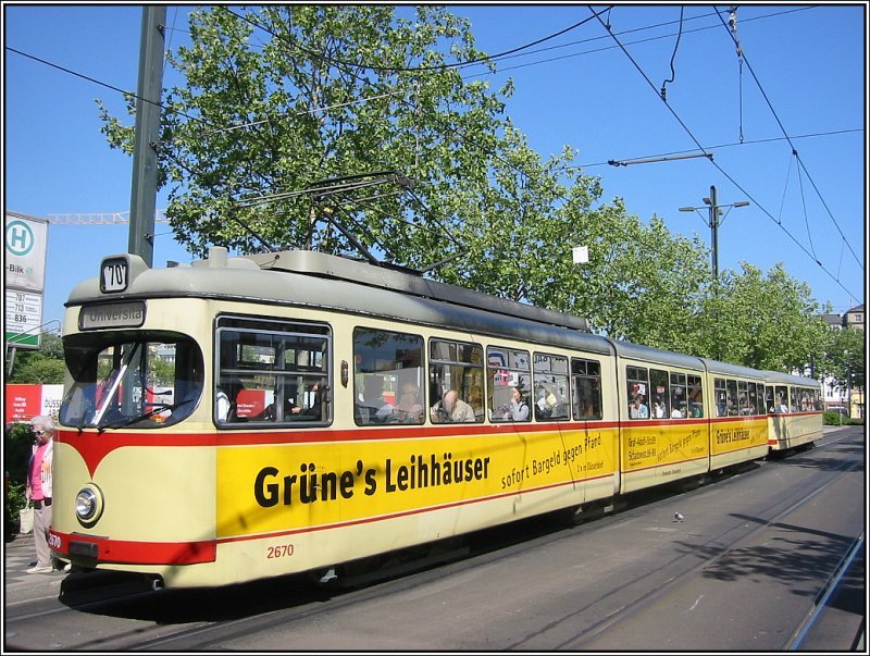 Straenbahn-Triebwagen 2670 steht mit seinem Beiwagen am 03.05.2007 an der Haltestelle beim S-Bahn-Bahnhof Dsseldorf-Bilk. Er ist auf der Linie 707 in Richtung Universitt unterwegs.