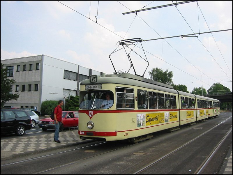 Straenbahn-Triebwagen 2758, eingesetzt auf der Linie 701 in Richtung Dsseldorf-Rath, steht am 25.07.2006 mit seinem (antriebslosen) Beiwagen 1655 an der Haltetelle Niederheider Strae in Dsseldorf-Holthausen.