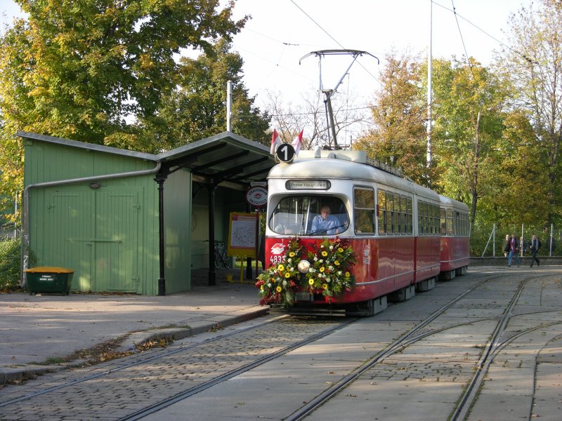 Wien: E1 4833 am ersten Tag der neuen Linie 1