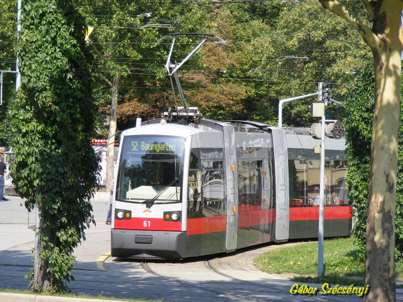 ULF Nr. 61 der WL vor dem Westbahnhof in Wien
30.07.2009.