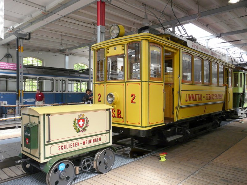 VBZ - Tram Ce 2/22 2 zusamen mit dem Postwagen