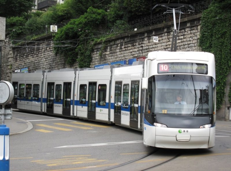 VBG 3056 Cobra als Linie 10 Richtung Z�rich Bahnhofsplatz/HB. Anfahrt