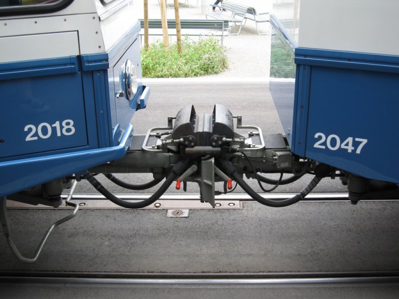 VBZ 2018 und 2047 Kupplung der beiden Tram 2000 an