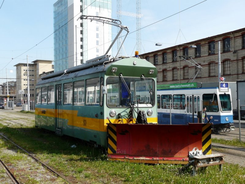 VBZ - Diensttram Xe 4/4 1925 mit Schneepflug abgestellt im