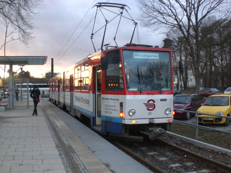 Stra�enbahnlinie 89 nach Strausberg Lustgarten am S-Bahnhof Strausberg. 