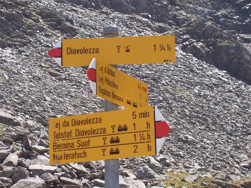 Wegweiser etwa in der Mitte des Wanderweges von der Diavolezza