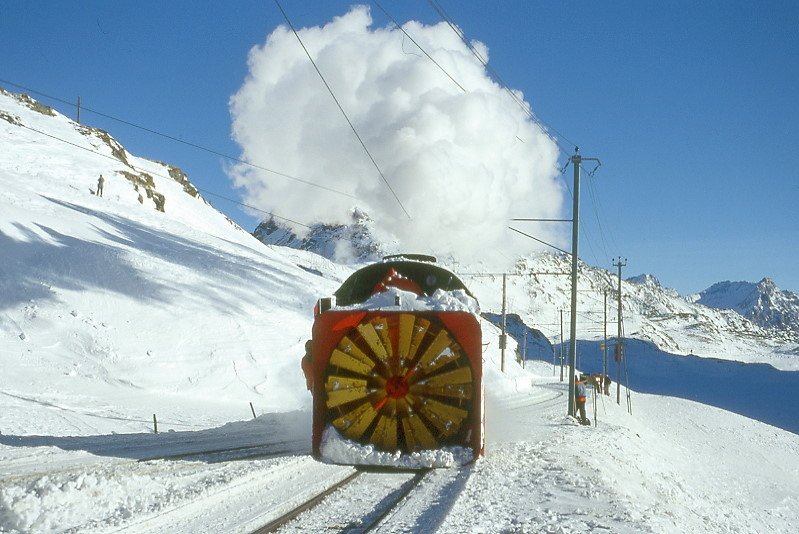 Xrot d 9213 on 31.1.1998 just before Ospizio Bernina -