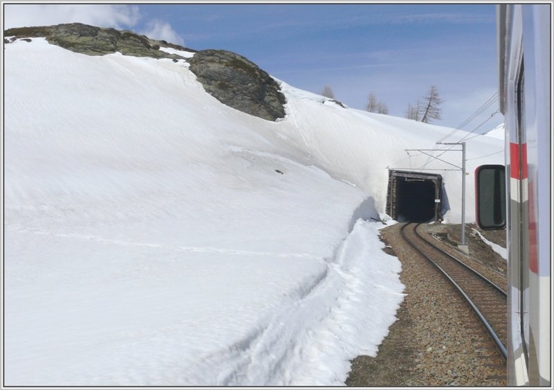 Entrance into a gallery above Alp Grüm. (06.05.2009) (automatically translated,