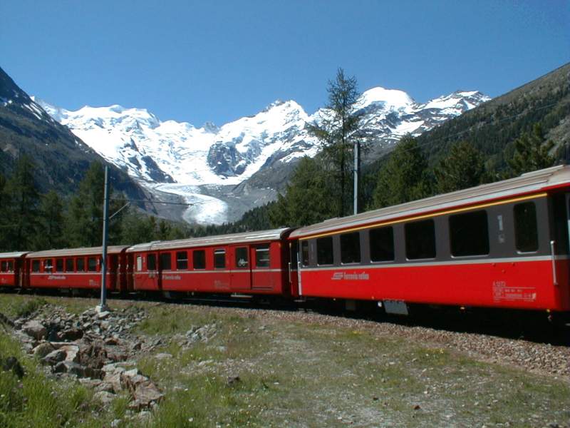 Berninabahn,Zug in der Montebello Kurve bei Morteratsch,23.07.01 