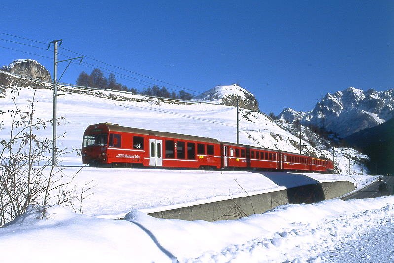 RhB - Regionalzug 1937 von Scuol nach Pontresina am 15.12.2007