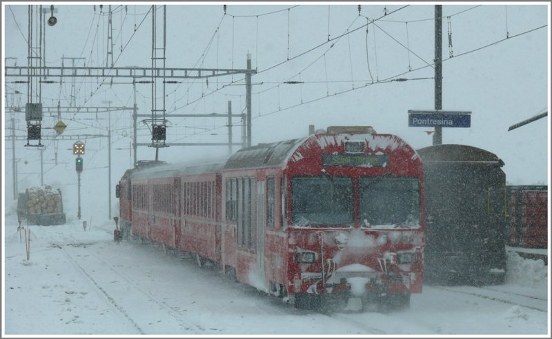 R1944 nach Scuol/Tarasp verl�sst Pontresina. (17.02.2009) 