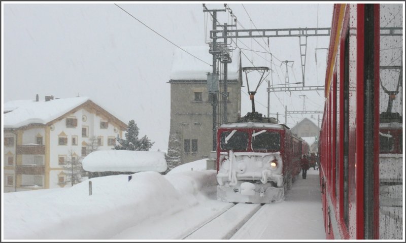 Zugskreuzung in Zuoz mit unbekannter Ge 4/4 I. (17.02.2009) 