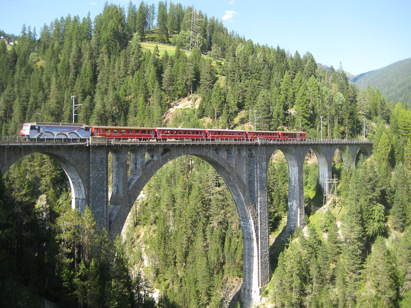 650	(Seewis im Pr�ttigau/Eigenwerbung Unesco Weltkulturerbe) mit einem Regionalzug auf dem