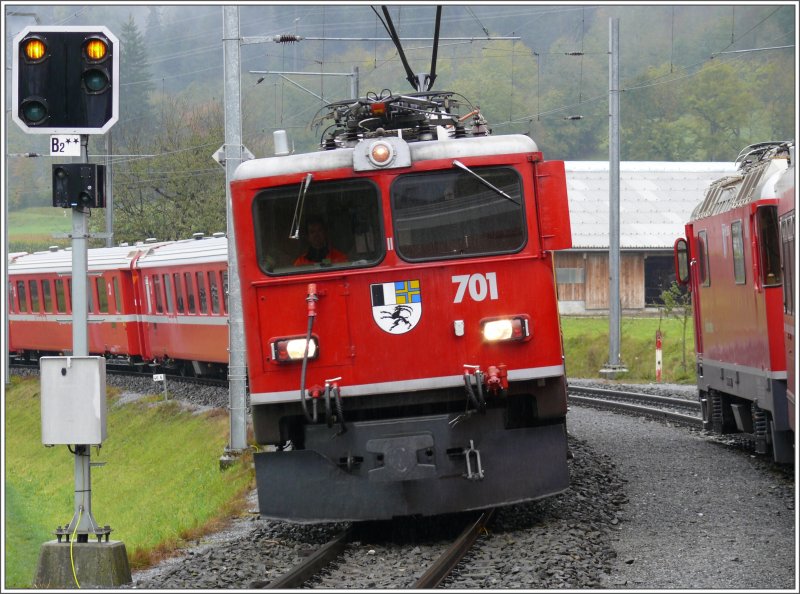 Zugskreuzung in Castrisch mit Ge 6/6 II 701 R�tia . (04.10.2007)