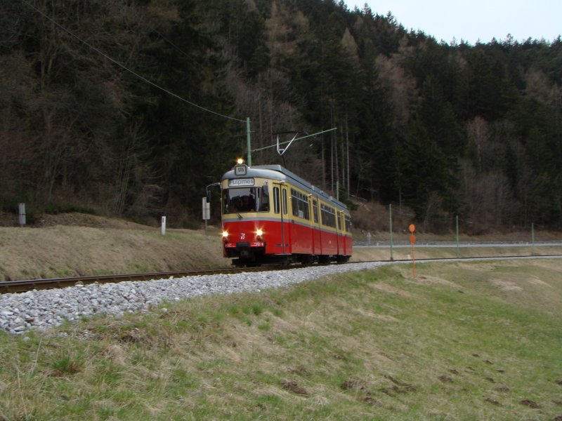 Alte rote Strassenbahn garnitur in Stubaitalbahn 09.04.2008 