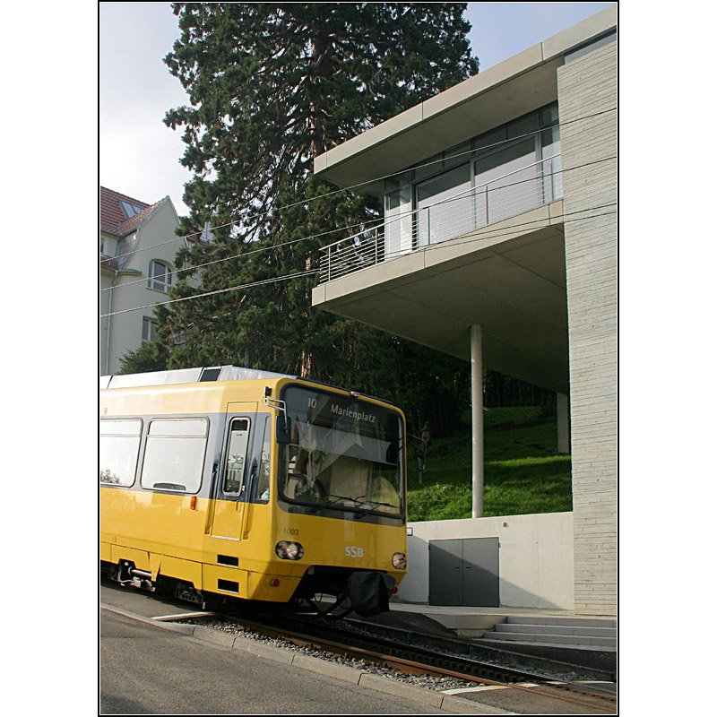 Die Stuttgarter Zahnradbahn vor moderner Wohnhausarchitektur. 28.9.2006 (Matthias) 