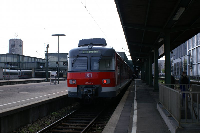 Der Triebwagen 420 900-3 der Stuttgarter S-Bahn im Stuttgarter Hbf
am