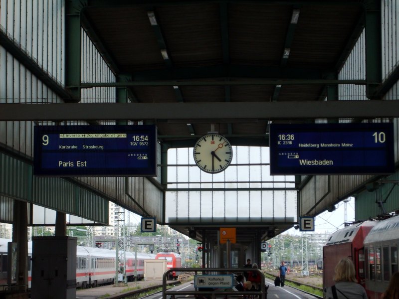 Zugzielanzeigen in Stuttgart Hbf. 26.04.09  