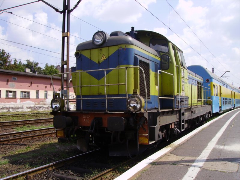 Eine SU42 mit ihren Bhp Wagen wartet in Opole HBF