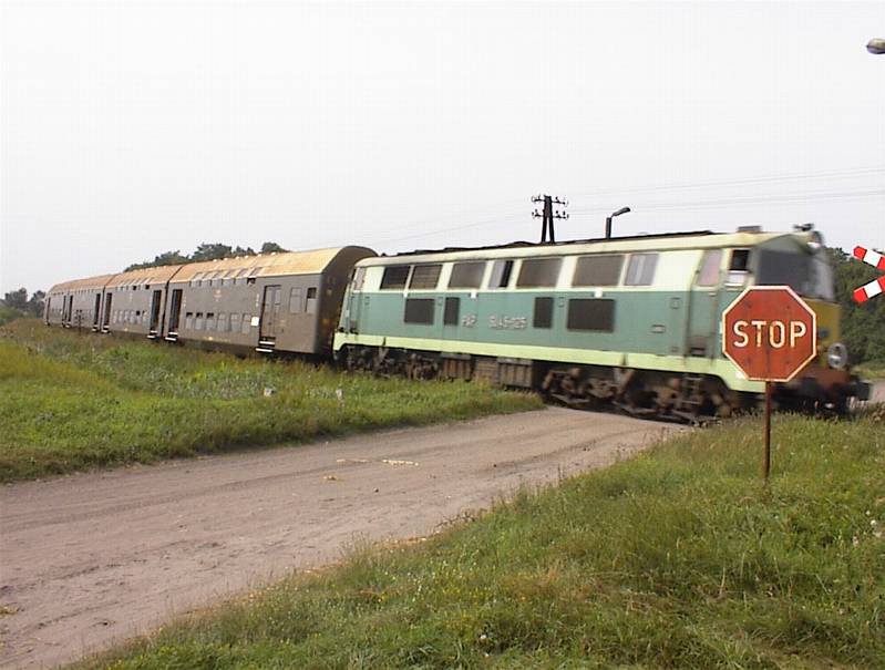 SU45 vor dem Doppelstockzug von Wolsztyn nach Poznan an einem