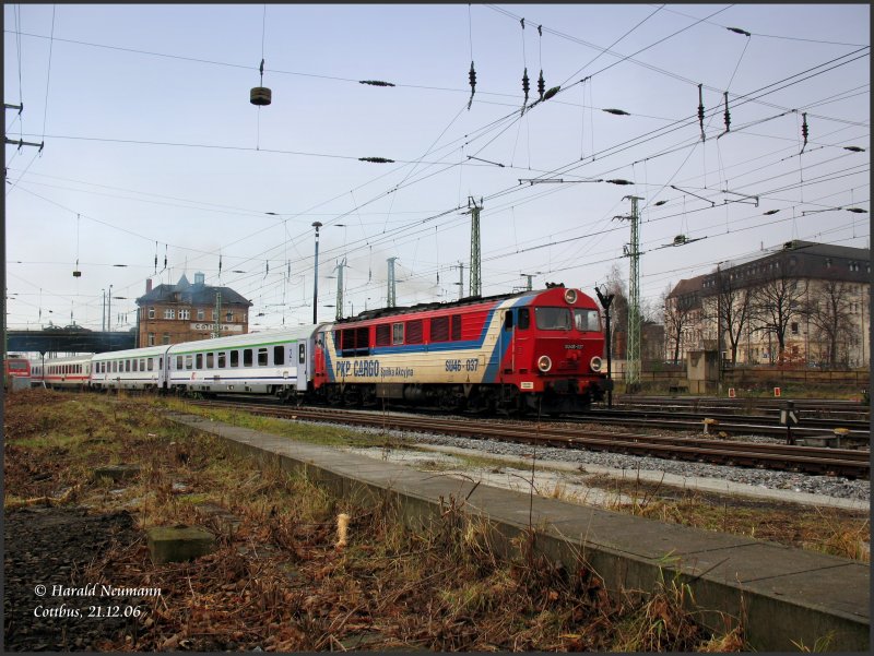 SU46-037 macht sich mit dem auf 4 Wagen geleichterten IC241  Wawel  Hamburg-Altona - Zary auf den Weg. Im Hintergrund steht 101 103, die den Zug bis Cottbus gebracht hat. 21.12.06