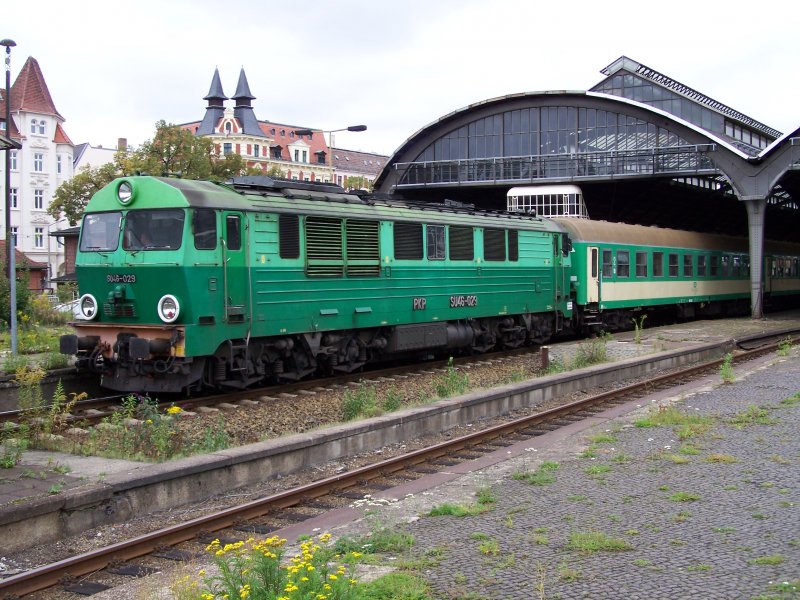 SU46-029 with Obsobowe 5515 to Wroclaw Glowny in Görlitz. (automatically
