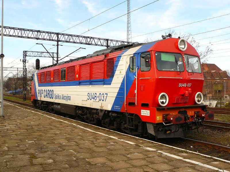 SU46 na stacji Legnica. Około godziny 7.30 pociąg przyjechał z