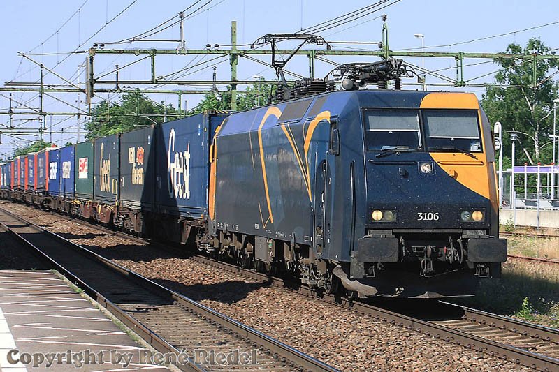 Die 3106 bei der Durchfahrt in H��r in Richtung H�ssleholm.
K�nnt