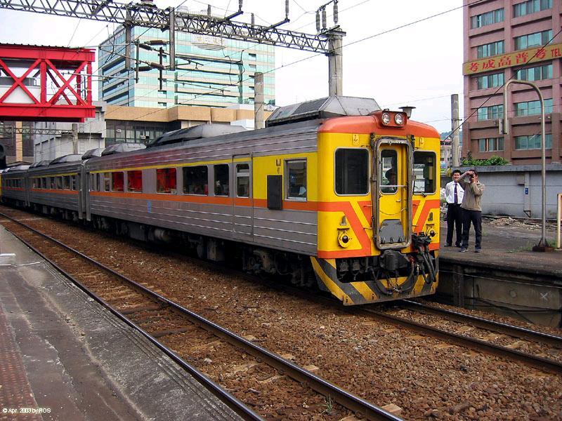 Sung-Shan Station
EMU Richtung Hauptbahnhof
(auch ich war im Bild)