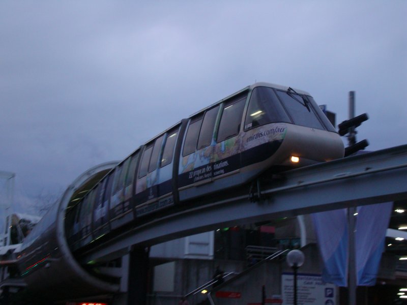 Der Versuch eines Mitziehers der Monorail in Sydney (N�he Central)