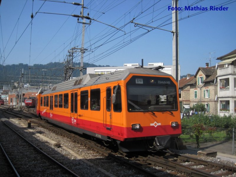 Be 522 bei der Durchfahrt vom Bahnhof Giessh�bel auf dem